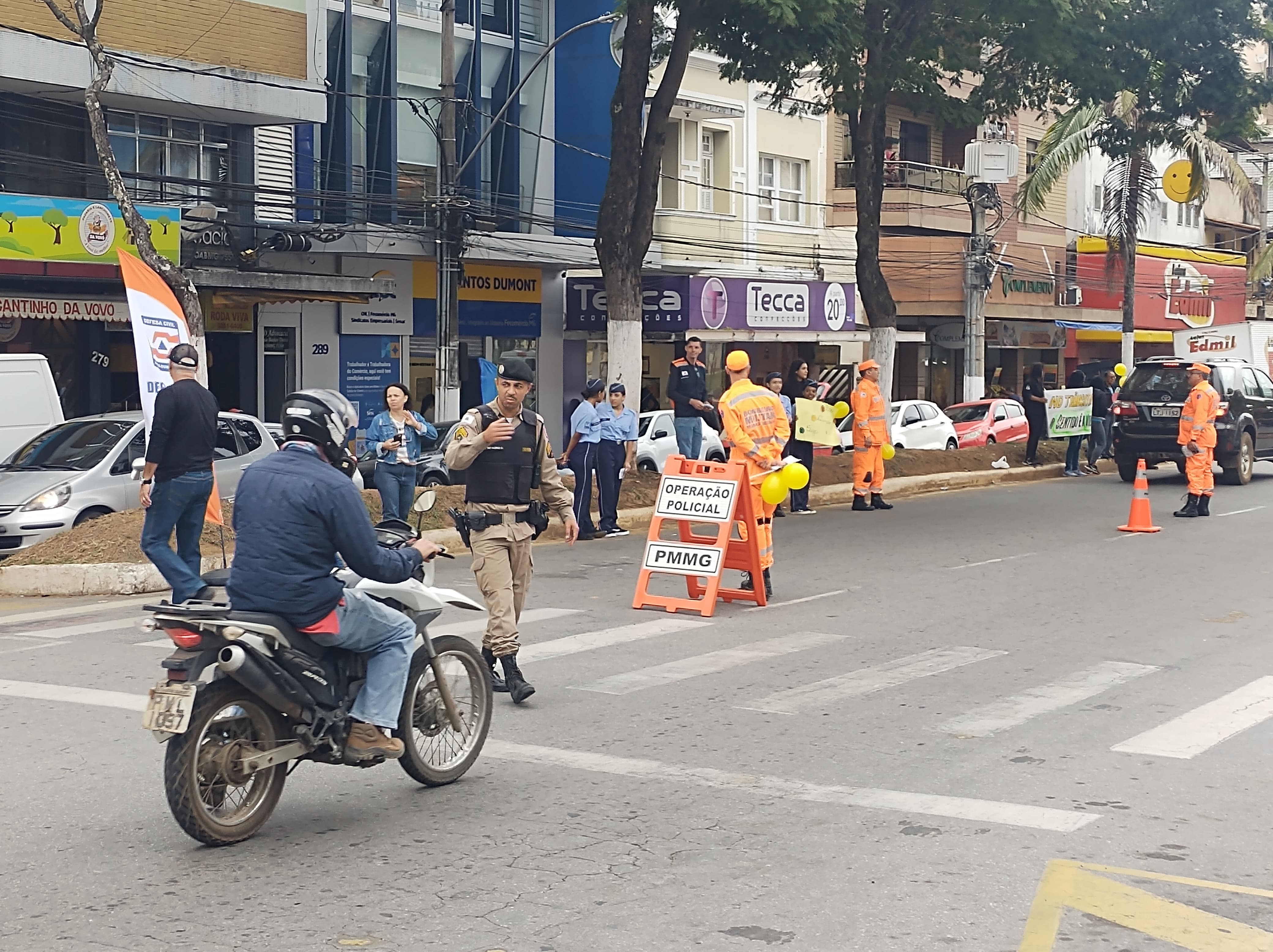 Estudantes e agentes de saúde participam de blitz educativa de conscientização no trânsito no Centro de Santos Dumont